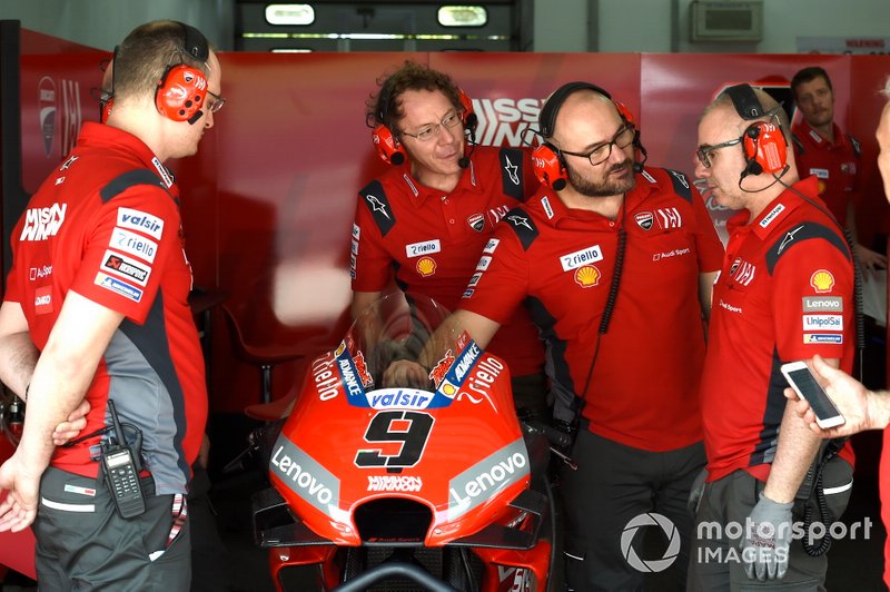 У боксах Ducati Team