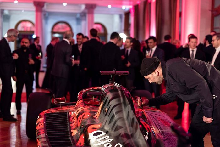 Presentación del Alfa Romeo F1 Team Stake x BOOGIE art car