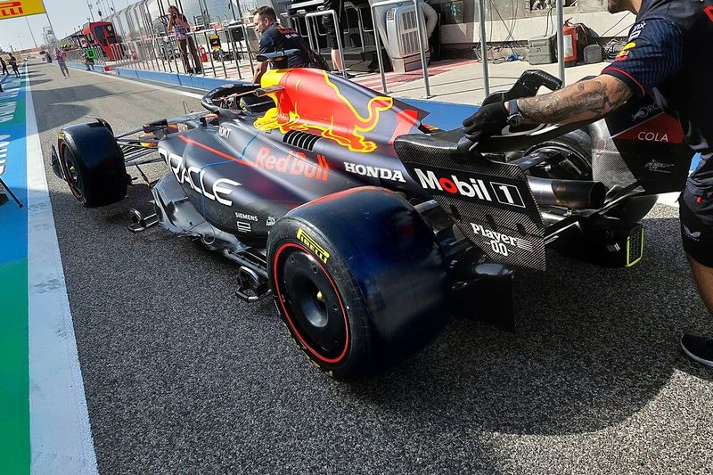 Red Bull Racing RB19, piso