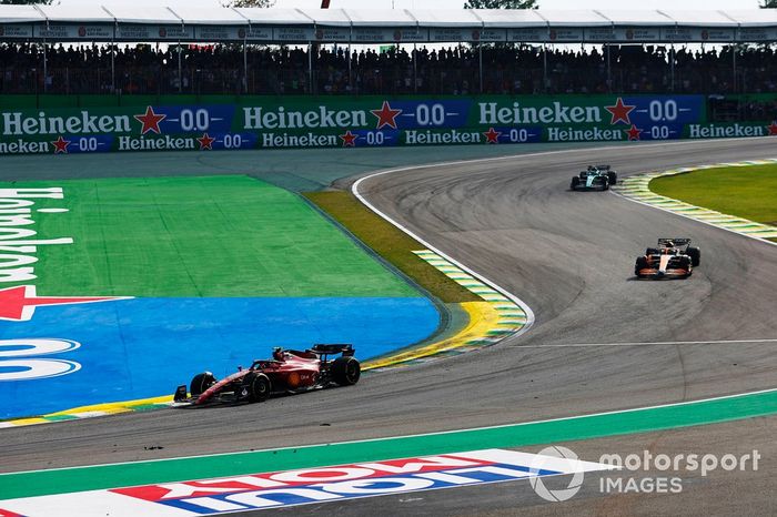 Carlos Sainz, Ferrari F1-75, Lando Norris, McLaren MCL36, Sebastian Vettel, Aston Martin AMR22