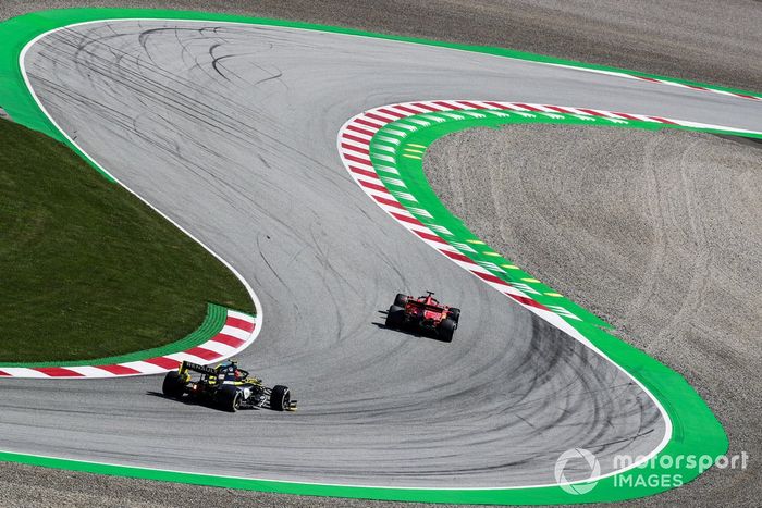 Sebastian Vettel, Ferrari SF1000, y Esteban Ocon, Renault F1 Team R.S.20