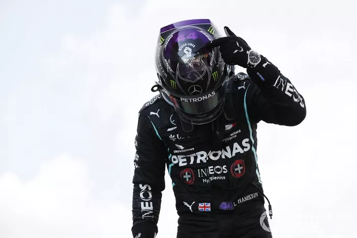 Ganador Lewis Hamilton, Mercedes-AMG Petronas F1, celebra en parc ferme