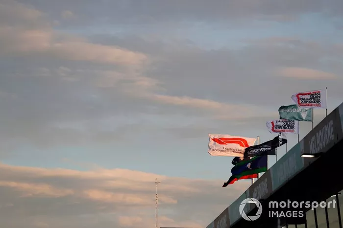 El sol sale sobre el paddock.