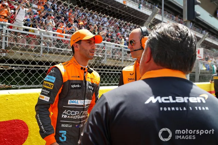 Daniel Ricciardo, McLaren, en la parrilla 