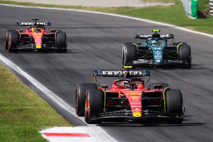 Carlos Sainz, Ferrari SF-23,Fernando Alonso, Aston Martin AMR23,Charles Leclerc, Ferrari SF-23