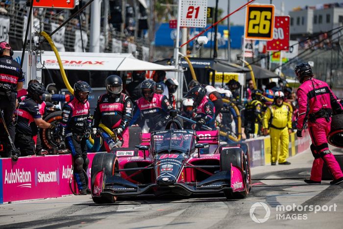 Helio Castroneves, Meyer Shank Racing Honda, pit stop
