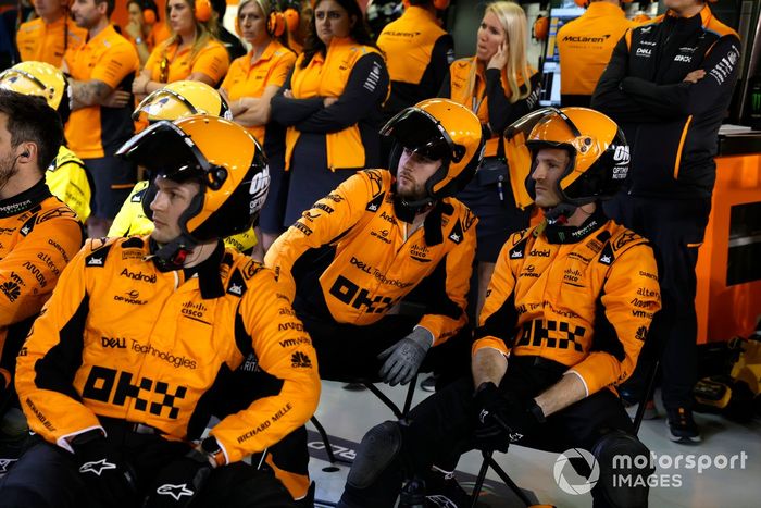 El equipo de boxes del equipo McLaren F1 en el garaje 