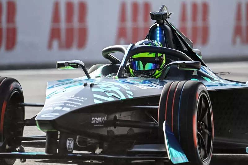 Usain Bolt au volant de la Formule E GENBETA