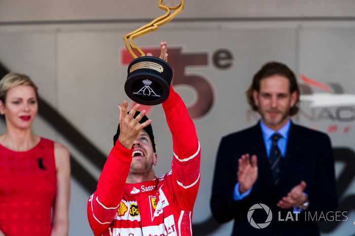 Sebastian Vettel, já na Ferrari, quebrou a escrita com um carro que seria superado por Hamilton mais tarde naquele ano.