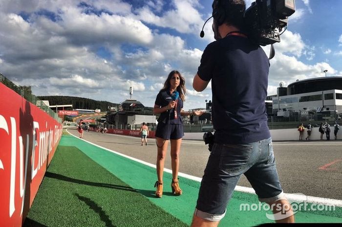 Iker Viana, cámara de televisión de Movistar + F1, y Noemí de Miguel, periodista de Movistar + F1