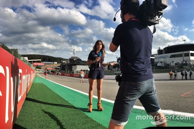 Iker Viana, cámara de televisión de Movistar F1, y Noemí de Miguel, periodista de Movistar F1