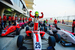 Победитель гонки MRF Challenge Мик Шумахер