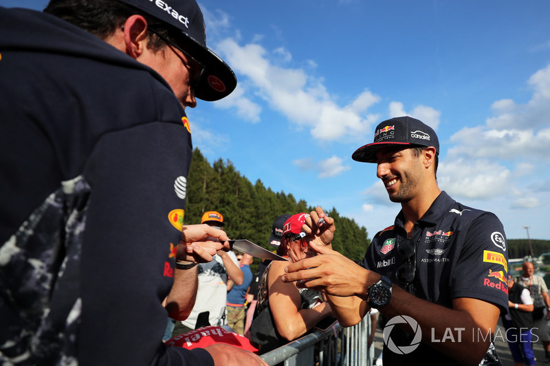 Daniel Ricciardo, Red Bull Racing signs autographs for the fans