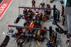 Daniel Ricciardo, Red Bull Racing RB13 pit stop