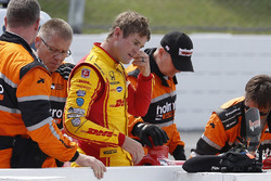 Ryan Hunter-Reay, Andretti Autosport Honda, es ayudado por el Holmatro Safety Team después de su cho