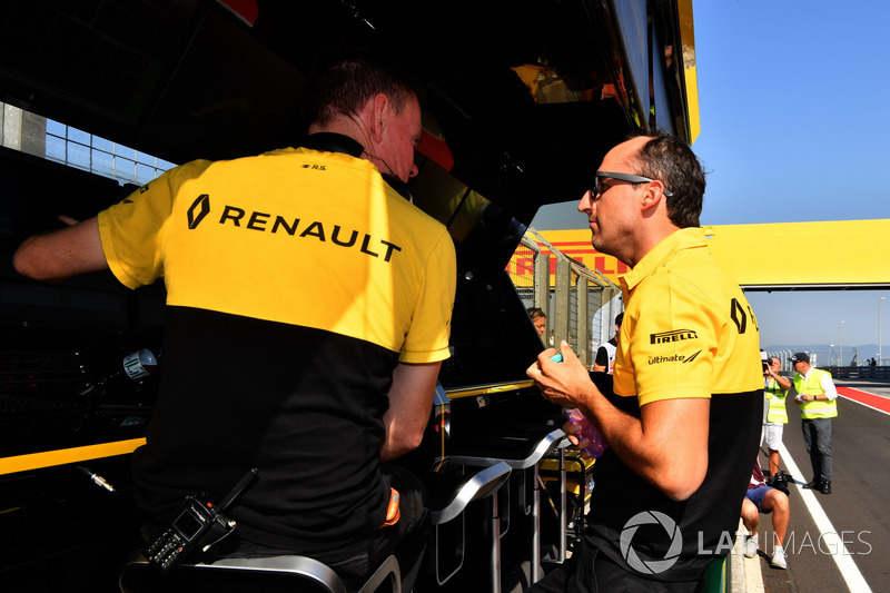 Роберт Кубица, Renault Sport F1 Team и Алан Пермейн, гоночный инженер Renault Sport F1 Team