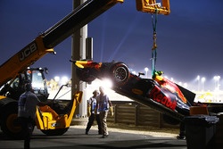 Маршалы убирают с трассы разбитый Red Bull Racing RB13 Макса Ферстаппена
