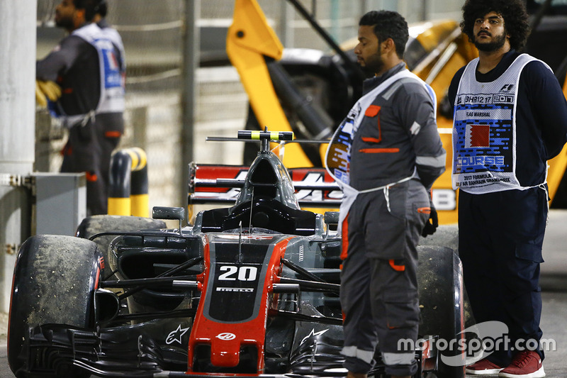 Marshals applaud the drivers on the podium beside the car of Kevin Magnussen, Haas F1 Team VF-17 Fer