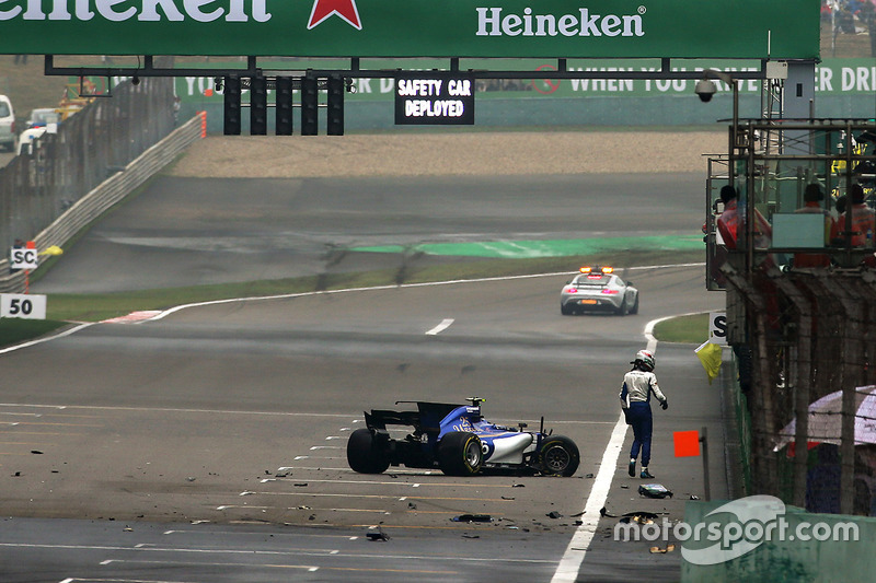 Antonio Giovinazzi, Sauber C36 after the crash