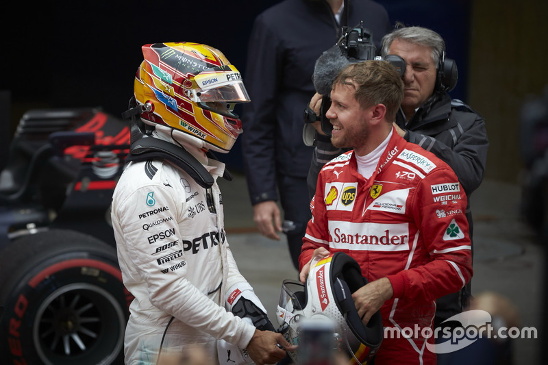 Lewis Hamilton, Mercedes AMG; Sebastian Vettel, Ferrari, im Parc Ferme