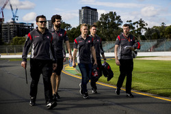 Kevin Magnussen, Haas F1 Team, Romain Grosjean, Haas F1 Team Haas lors de la reconnaissance de la piste