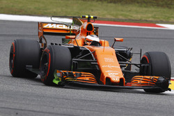 Stoffel Vandoorne, McLaren MCL32, avec de la peinture flow-vis sur les dérives latérales de l'aileron avant