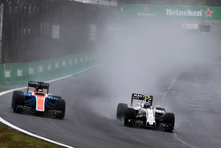 Pascal Wehrlein, Manor Racing MRT05 et Valtteri Bottas, Williams FW38