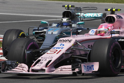 Esteban Ocon, Sahara Force India F1 VJM10, Valtteri Bottas, Mercedes AMG F1 W08