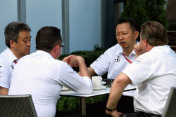 Eric Boullier, Director de carreras de McLaren y Zak Brown, Director Ejecutivo de McLaren, con Yusuk