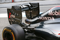 McLaren MP4-31 achtervleugel en uitlaat