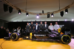 Kevin Magnussen, Renault F1 Team, Esteban Ocon, Renault Sport F1 Team testrijder, Carlos Ghosn, voorzitter Renault, Jolyon Palmer, Renault Sport F1 Team, Jerome Stoll, Renault Sport F1 President, Frederic Vasseur, Renault Sport Formula One Team Racing Director, Cyril Abiteboul, Renault Sport F1 Managing Director
