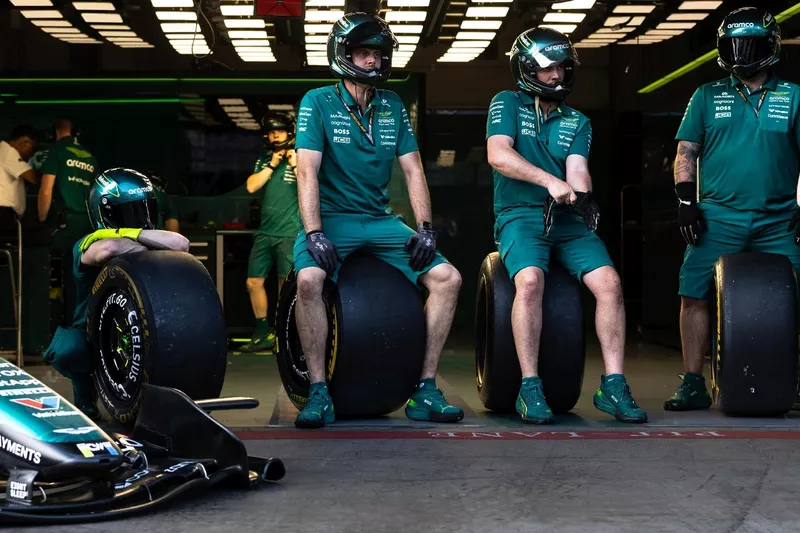 Entraînement aux arrêts au stand d'Aston Martin