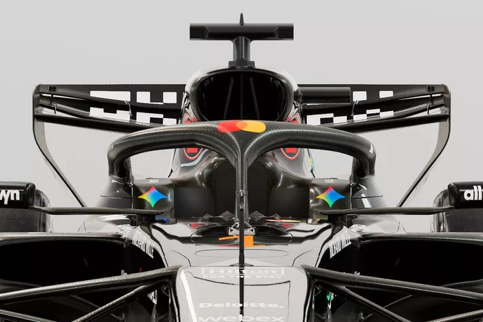 طلاء سيارة McLaren MCL40 في اختبار برشلونة 