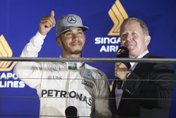Lewis Hamilton, Mercedes AMG F1 W07 Hybrid avec Martin Brundle