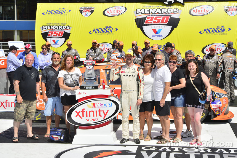 Ganador de la carrera Daniel Suárez, Joe Gibbs Racing Toyota