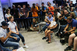 (Зліва направо): Феліпе Масса, Williams, оголошує про завершення кар'єри з Ф1 в кінці сезону, поряд