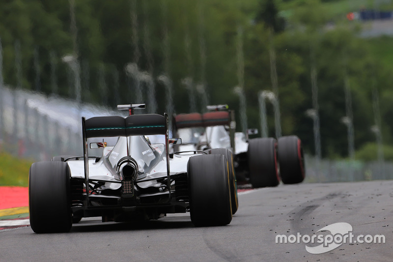 Nico Rosberg, Mercedes AMG F1 W07 Hybrid precede il compagno di squadra Lewis Hamilton, Mercedes AMG F1 W07 Hybrid