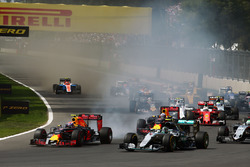 Max Verstappen, Red Bull Racing RB12 et Nico Rosberg, Mercedes AMG F1 W07 Hybrid au départ