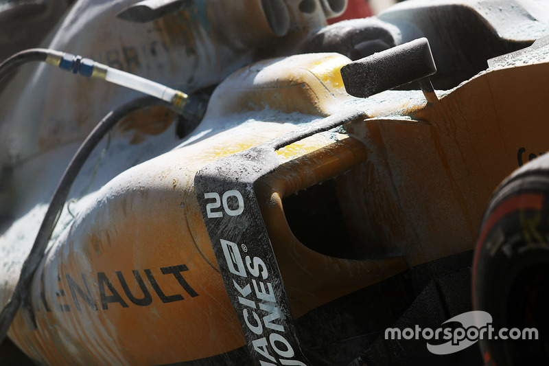 Feuer am Auto von Kevin Magnussen