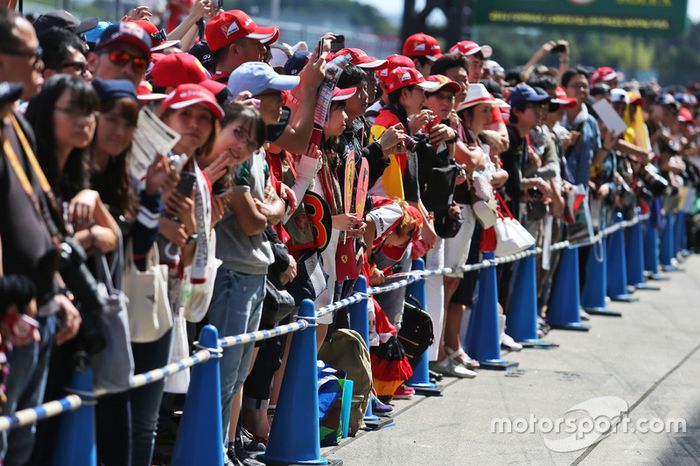 Fans en el pit lane