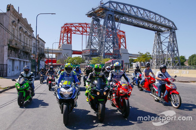 Aleix Espargaró, Pol Espargaró y Yonny Hernández lideran un particular pelotón en las calles de Buenos Aires.