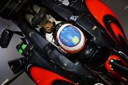 Fernando Alonso, McLaren MP4-31 in his cockpit in the garage