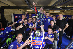 Pemenang lomba Jorge Lorenzo, Yamaha Factory Racing celebrates bersama team