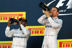 Podio: ganador Nico Rosberg, Mercedes AMG F1 Team, segundo clasificado Lewis Hamilton, Mercedes AMG