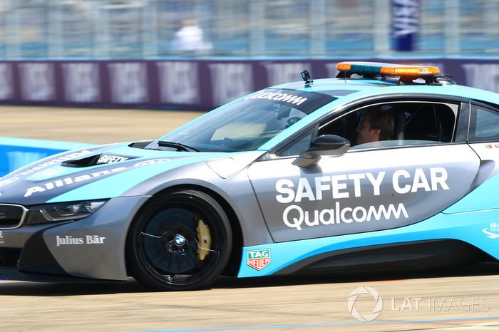 Nico Rosberg, Champion du monde de F1 au volant du Safety Car BMW i8 Qualcomm