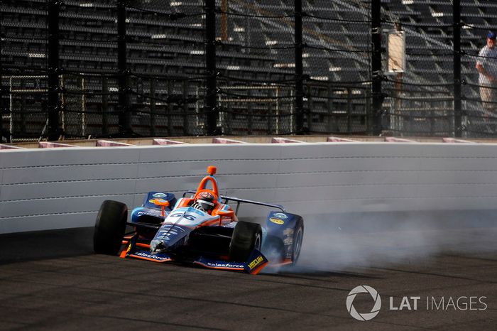 J.R. Hildebrand, Dreyer & Reinbold Racing Chevrolet, choca en la curva 4