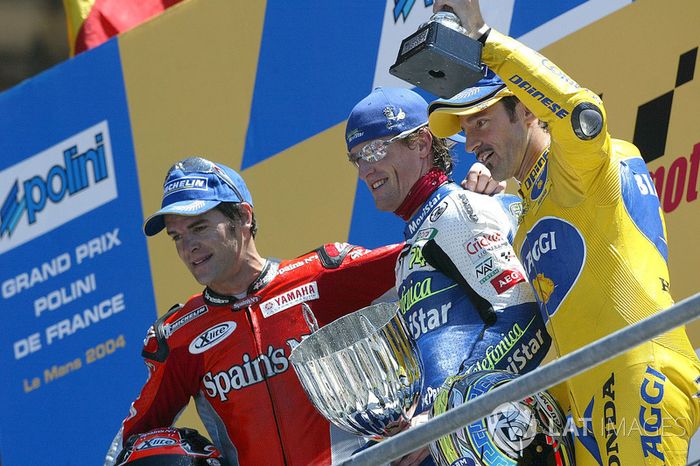 Podio: 1º Sete Gibernau, 2º Carlos Checa, 3º Max Biaggi