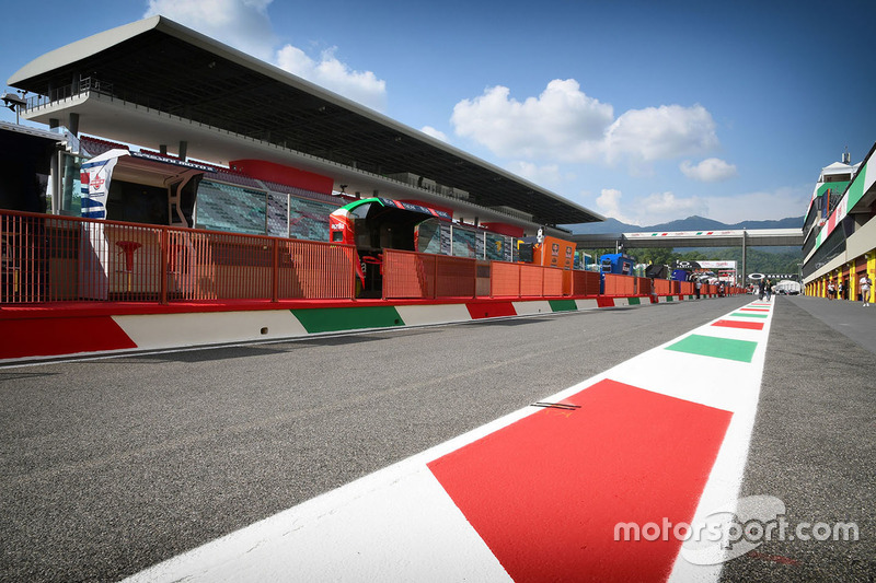 Pitlane atmosphere