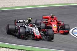 Kevin Magnussen, Haas F1 Team VF-18, devant Kimi Raikkonen, Ferrari SF71H