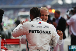 Lewis Hamilton, Mercedes AMG F1, y Valtteri Bottas, Mercedes AMG F1